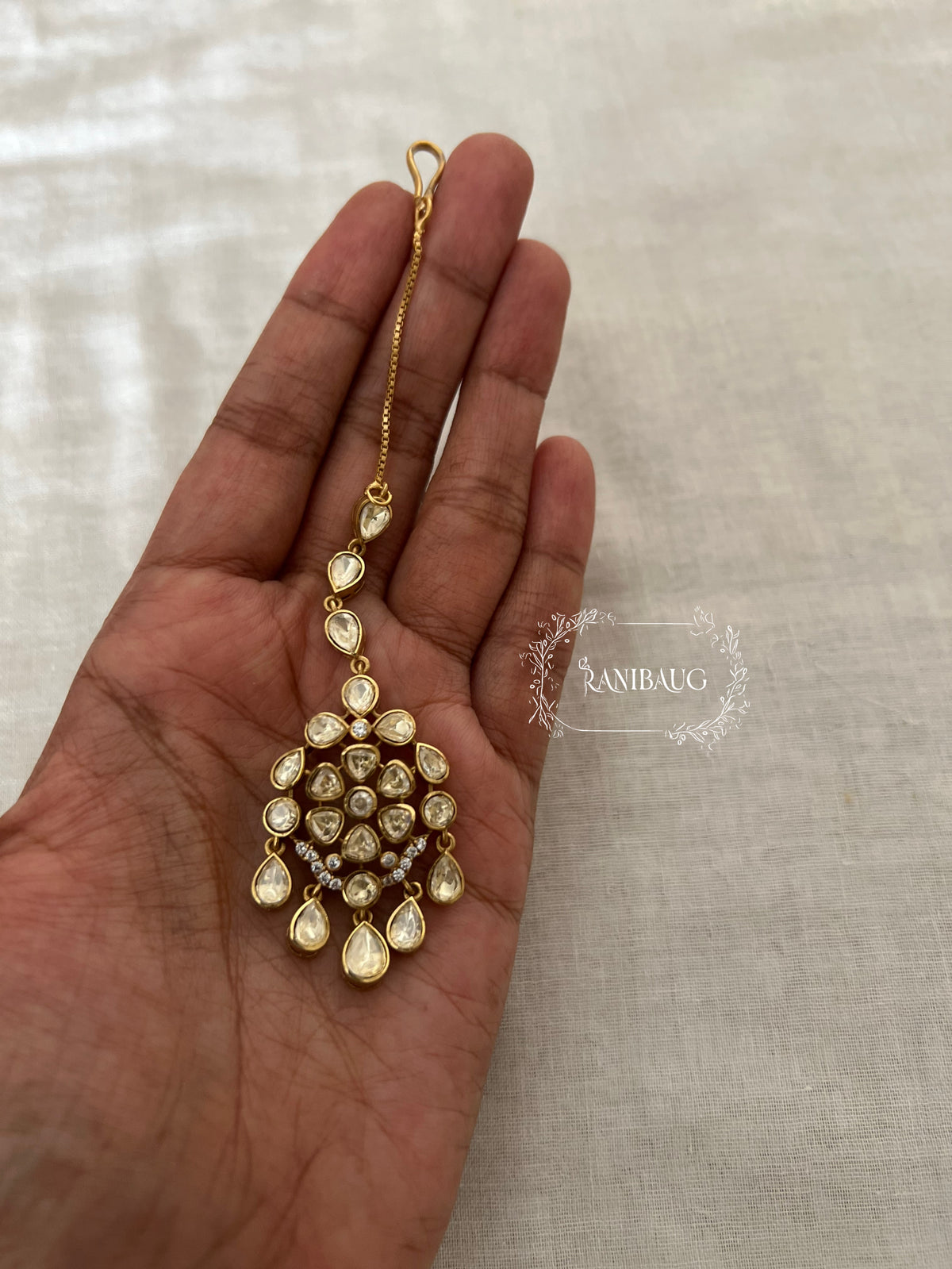 Aarna Mossainite Polki Teardrop Maang Tikka In Rich Gold Finish By Ranibaug | Maang Tika Jewelry For Wedding