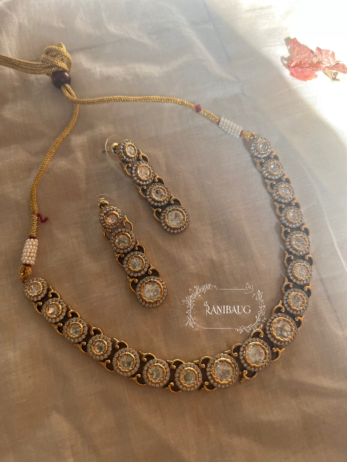 Geet Minimal Kundan Necklace Jewellery Set By Ranibaug
