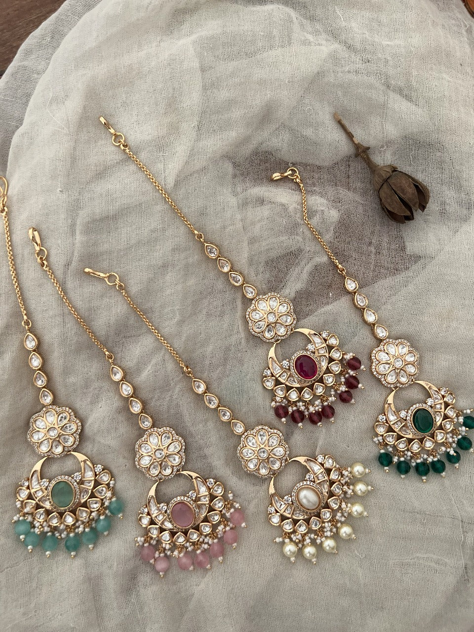 Dhriti Floral Motif Kundan And Pearl Maang Tikka By Ranibaug