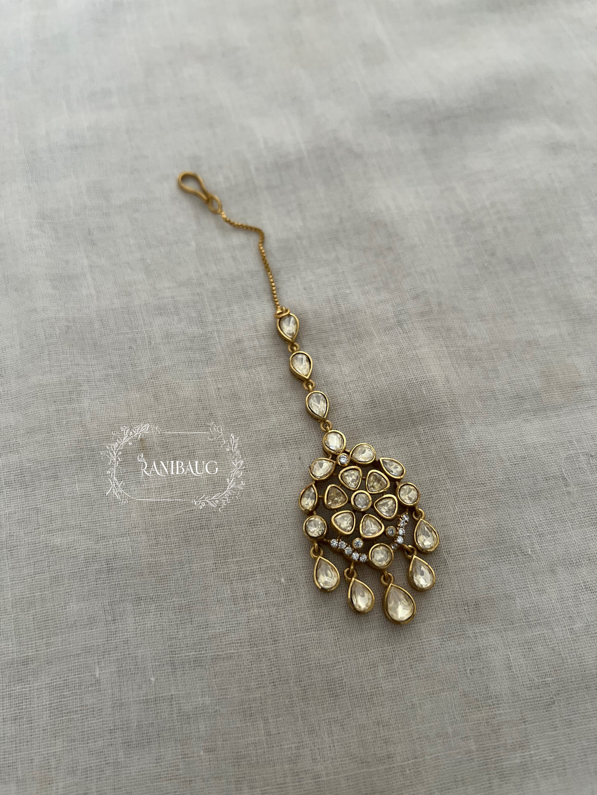Aarna Mossainite Polki Teardrop Maang Tikka In Rich Gold Finish By Ranibaug | Maang Tika Jewelry For Wedding