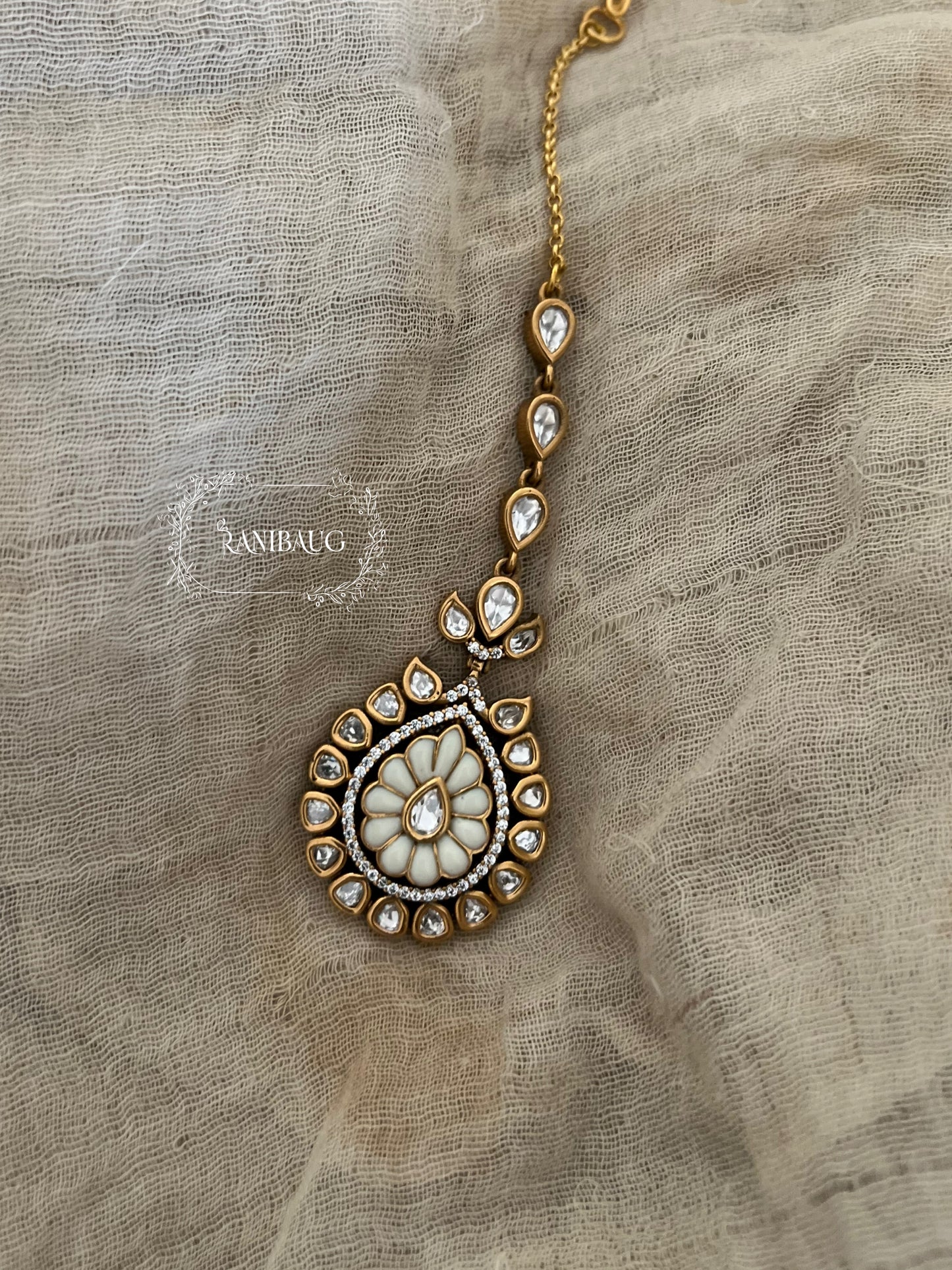 Aarna White Mossainite Kundan Teardrop Maang Tikka In Rich Gold Finish By Ranibaug | Maang Tika Jewelry For Wedding