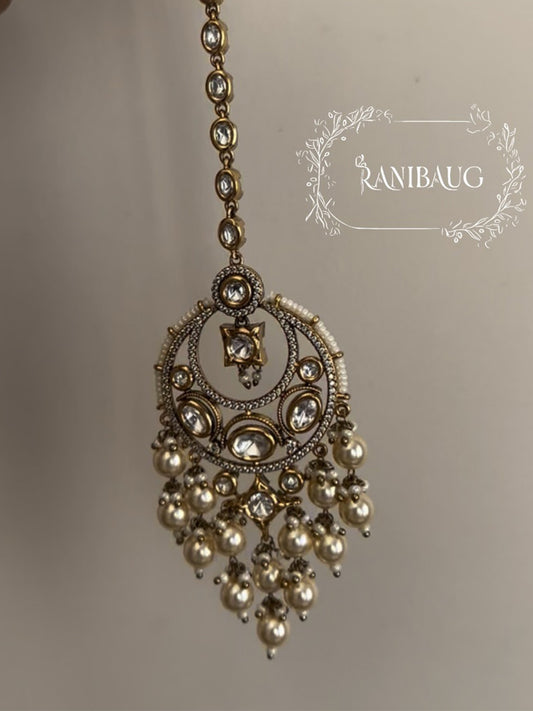 Dipika Crescent Polki And Pearl Maang Tikka By Raibaug