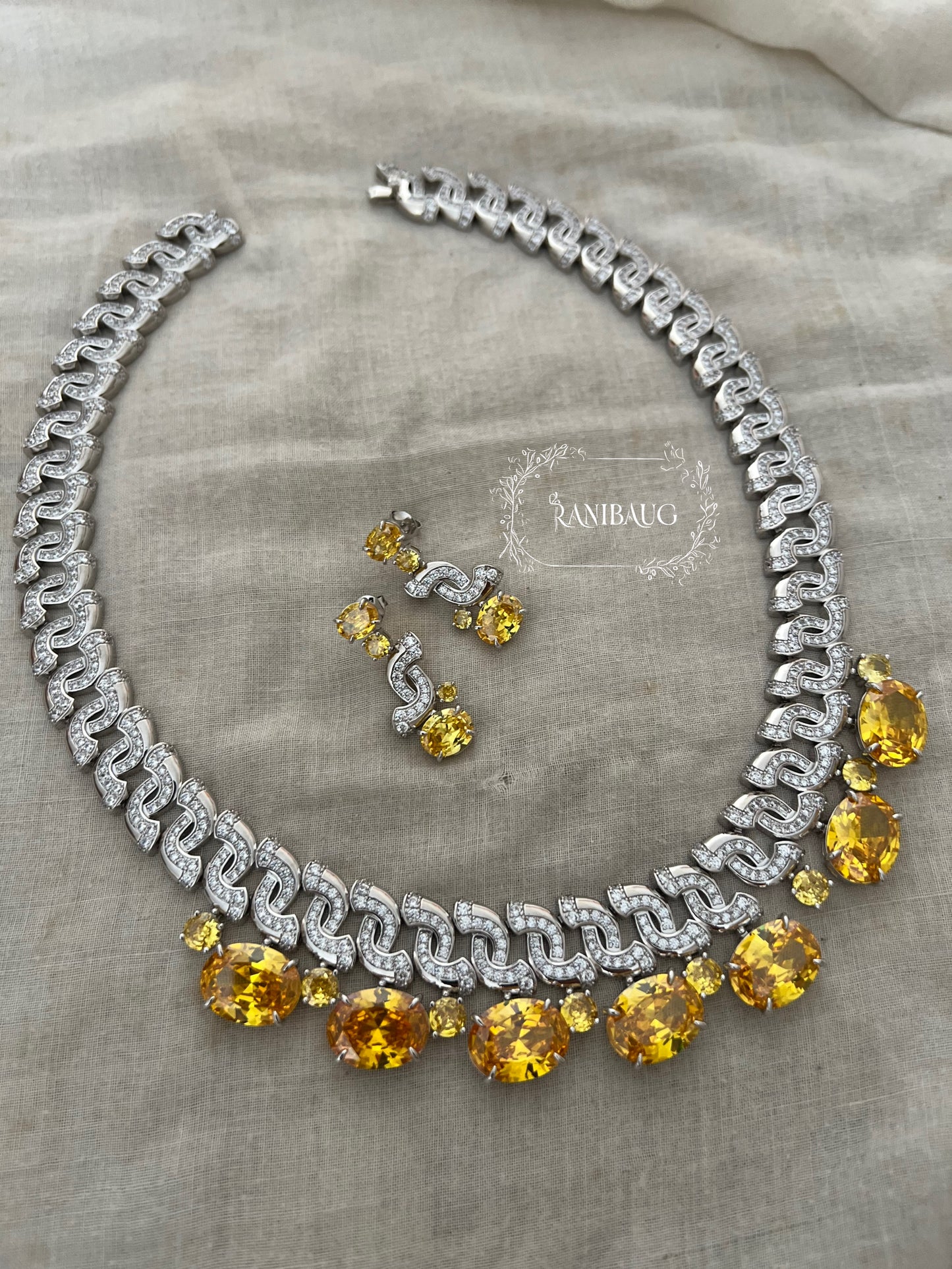 Ranibaug Diamond Sovereign Link Necklace & Earrings Set